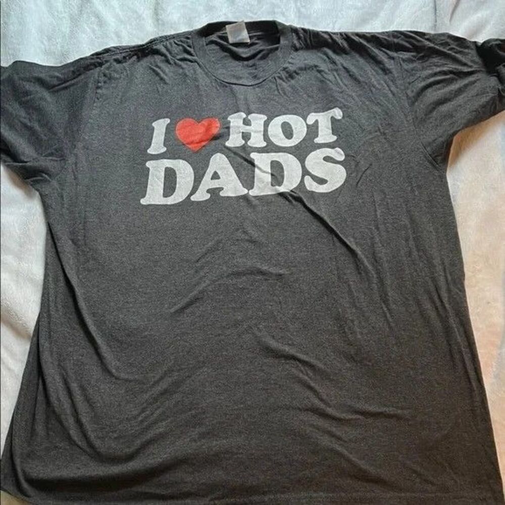 "I Love Hot Dads" Heart Design Gray Graphic T-Shirt (2XL) Size 2XL New
